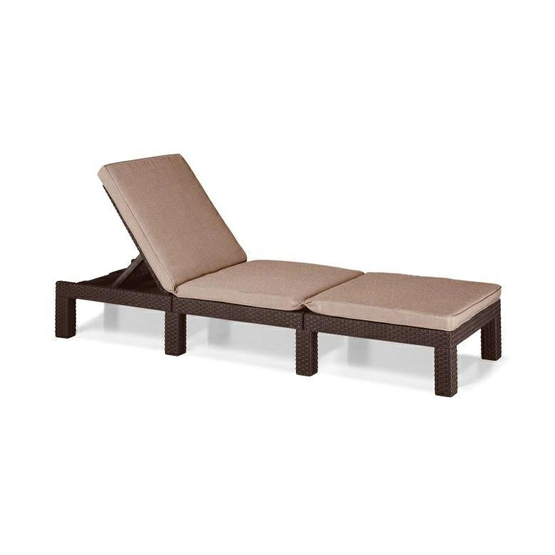 Keter Daytona Deluxe-Tumbona de Jardín, para Exterior terrazas, Patios, Jardines, con Respaldo reclinable en 4 Posiciones, Estructura Reforzada con cojín Incluido, Color Marrón