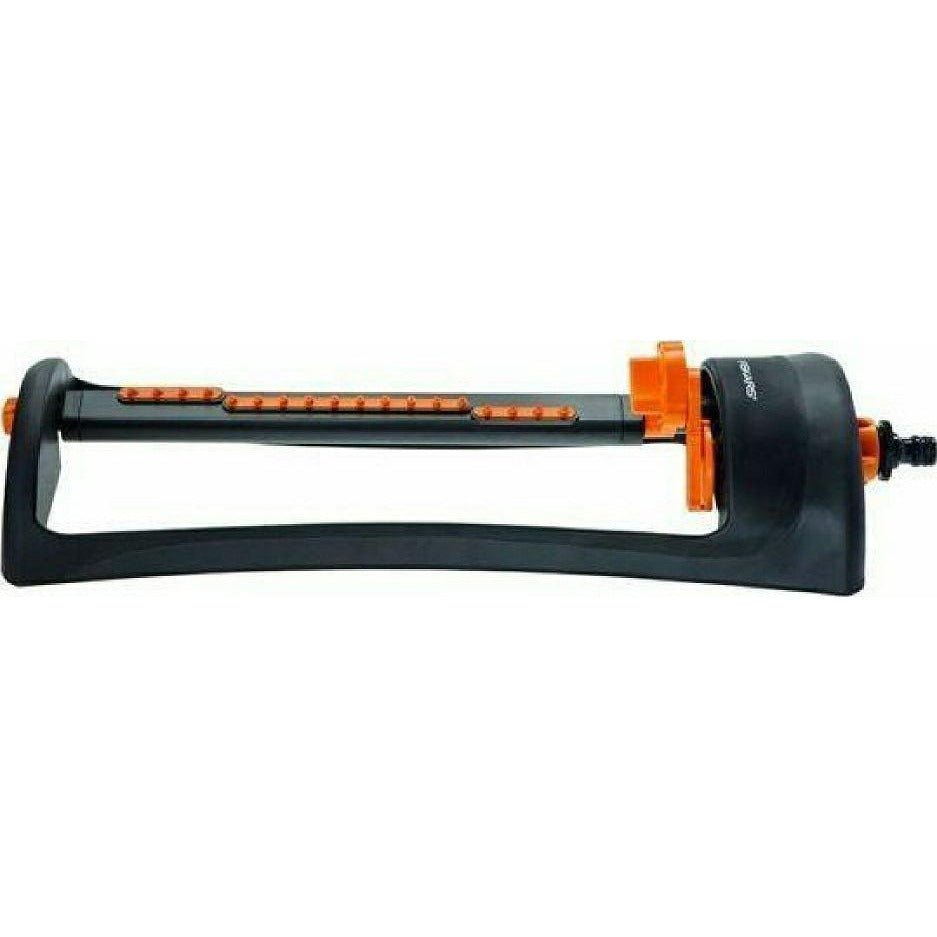 Fiskars Aspersor ahorro de agua M, Fácil ajuste del alcance, Base metálica robusta, Tamaño universal, Alcance de 16 x 17 m, 506 g, Negro/Naranja, 1023662 - Ferrotecnia