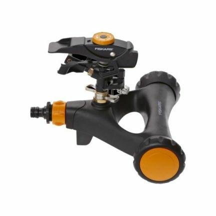 Fiskars Aspersor cañón metal con ruedas XL, Con control de la distancia, control del chorro y control de la rotación, Tamaño universal, Alcance de Ø 26 m, 938 g, Negro/naranja, 1023656