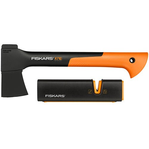 Fiskars Set de hachas, Hacha universal con protección de transporte, Longitud: 35,5 cm, Recubrimiento antiadherente, X7-XS, 640 g; Afilador hachas y cuchillos: cabezal de cerámica, Xsharp, 1020183