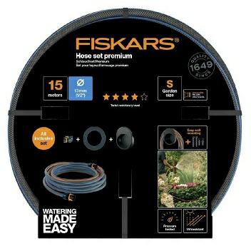 Fiskars Set de mangueras, Con 2 conexiones de manguera y soporte de pared, Tamaño universal, Nivel de resistencia a la torsión 4 (de 5), 15 m, Ø 1,3 cm (1/2''), 2,05 kg, Negro/naranja/azul, 1027678