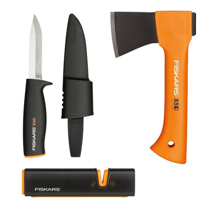 Fiskars Set para Estufa de Chimenea, Hacha de recreo X5-XXS, 23 cm, Afilador de hachas y cuchillos Xsharp, Cabeza de afilado de cerámica, Cuchillo universal K40, Incluye funda, 22,5 cm, 1057913. - Ferrotecnia