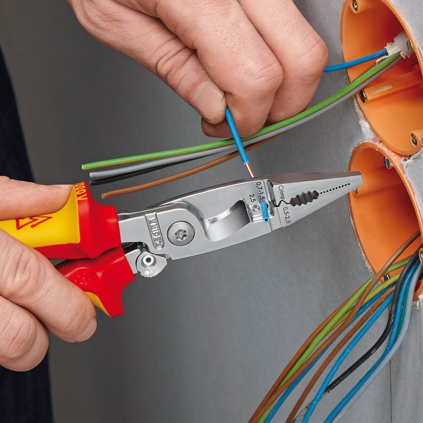 Knipex 13 96 200 - Alicate para instaladores aislado VDE Knipex 200 mm. con mangos bicomponentes y muelle de apertura automática - Ferrotecnia