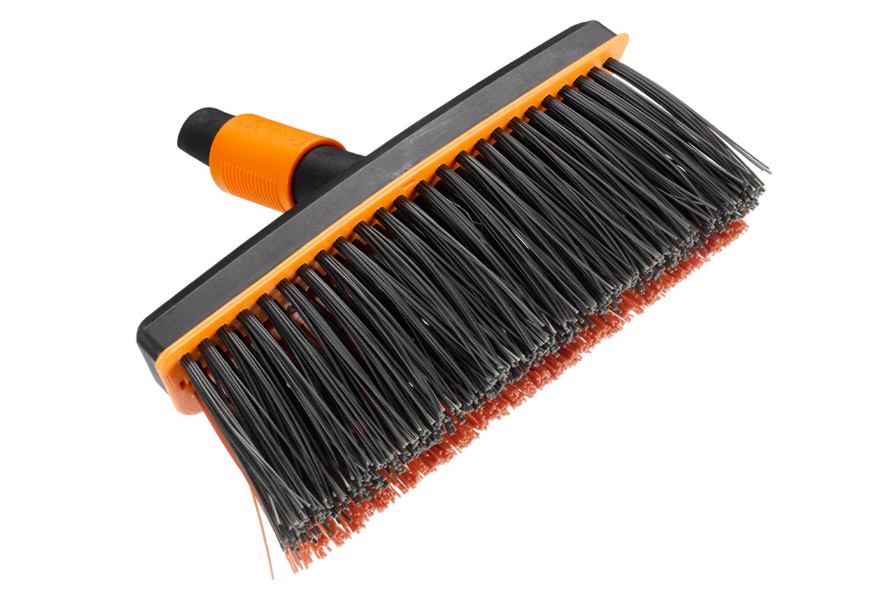 Fiskars Cepillo de exterior, Cabezal de herramienta QuikFit, Largo: 26 cm, Cerdas de polipropileno, Negro/Naranja, QuikFit, 1001417
