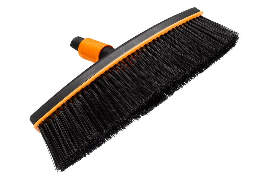 Fiskars Cepillo de exterior, Cabezal de herramienta QuikFit, Ancho: 38 cm, Cerdas de polipropileno, Negro/Naranja, QuikFit, 1001416