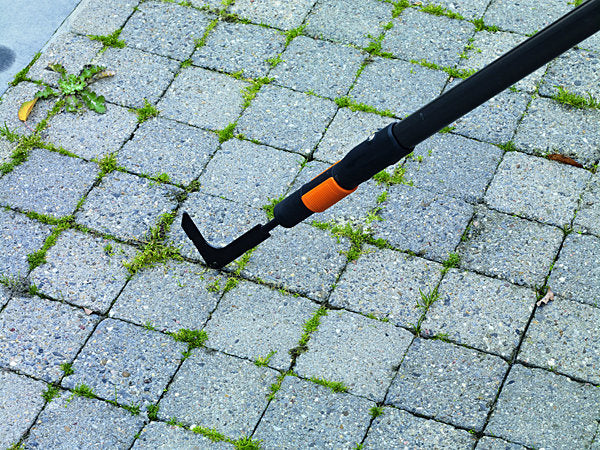 Fiskars Cuchillo raspador para terraza, Deshierbe entre las losas/pavimentos, Cabezal de herramienta QuikFit, Longitud: 25 cm, Cuchilla de acero, Negro/Naranja, QuikFit, 1000687