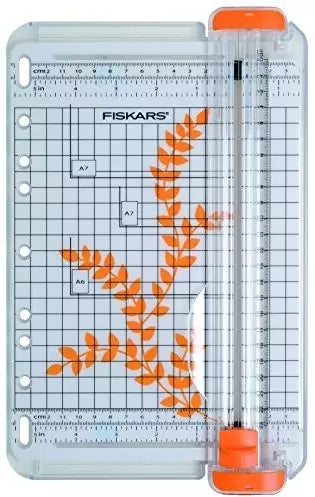 Fiskars Cizalla para papel portátil, A5, Con guía de la línea de corte, SureCut, 1004637