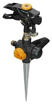 Fiskars Aspersor pulsante con piquete para suelo, Con válvula On/Off, Tamaño universal, Alcance Ø 26 m, Negro/Naranja, 1027029