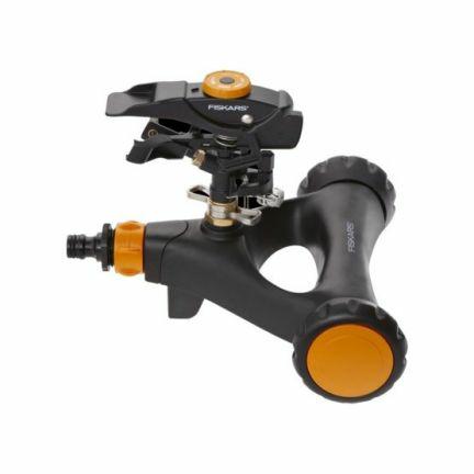 Fiskars Aspersor cañón metal con ruedas XL, Con control de la distancia, control del chorro y control de la rotación, Tamaño universal, Alcance de Ø 26 m, 938 g, Negro/naranja, 1023656