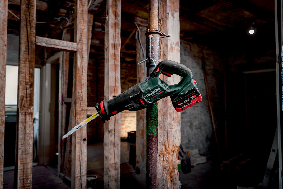 Metabo 601617840 - Sierra de sable de batería SSEP 18 LT BL