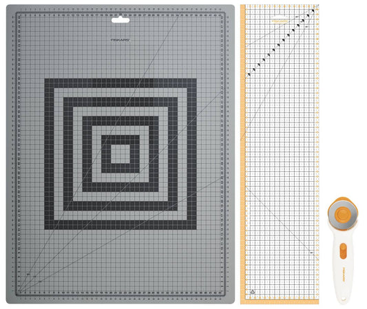 Fiskars Kit de iniciación al patchwork, Cúter rotatorio con hoja de Ø 45 mm, Base de corte A2 autorreparable (45 x 60 cm / 18 x 24"), Regla para patchwork (15 x 60 cm), 3 piezas, 1066046
