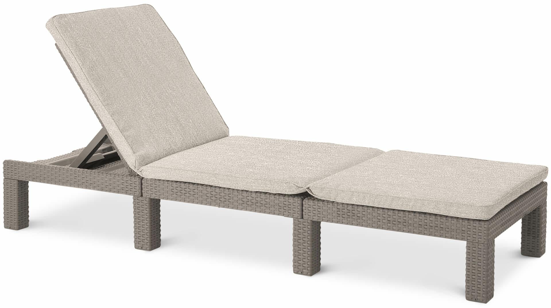 Keter Daytona Deluxe-Tumbona de Jardín, para Exterior terrazas, Patios, Jardines, con Respaldo reclinable en 4 Posiciones, Estructura Reforzada con cojín Incluido, Color Arena
