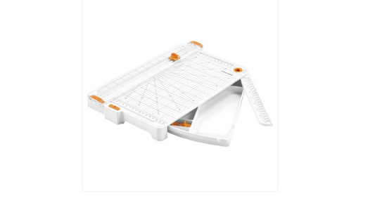 Fiskars Cortadora de Papel Grande con Compartimento de Almacenamiento, SureCut, Formato Vertical A4, Formato Horizontal A3, Guía de Corte, Incluye 3 Cuchillas de Corte TripleTrack con Titanio, 1077981
