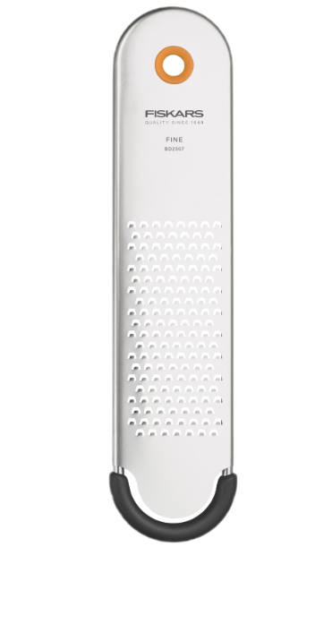 Fiskars Functional Form Rallador fino, Rallador de queso para parmesano y quesos duros, Protector de cuchilla, Cuchilla de acero inoxidable/Mango de plástico, Gris/Negro/Naranja, 1079967