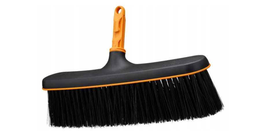 Fiskars OneClick Escoba para Terraza, Accesorio de Escoba con Cerdas Suaves para Patios y Terrazas, Cambio Rápido con En Un Clic, para Tarimas de Madera y Suelos de Hormigón, Negro y Naranja, 1080700