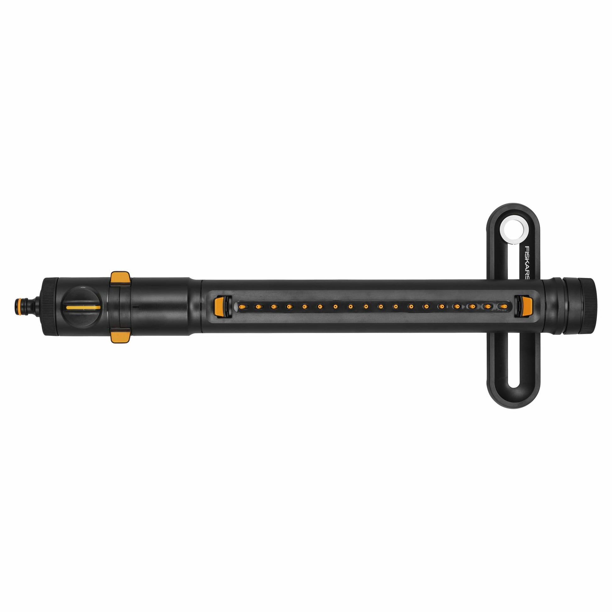 Fiskars Serie X Aspersor oscilante S-L, incluye filtro desmontable y herramienta para limpieza de boquillas, aspersor para áreas de 300-500 m², Negro/naranja, 1070831