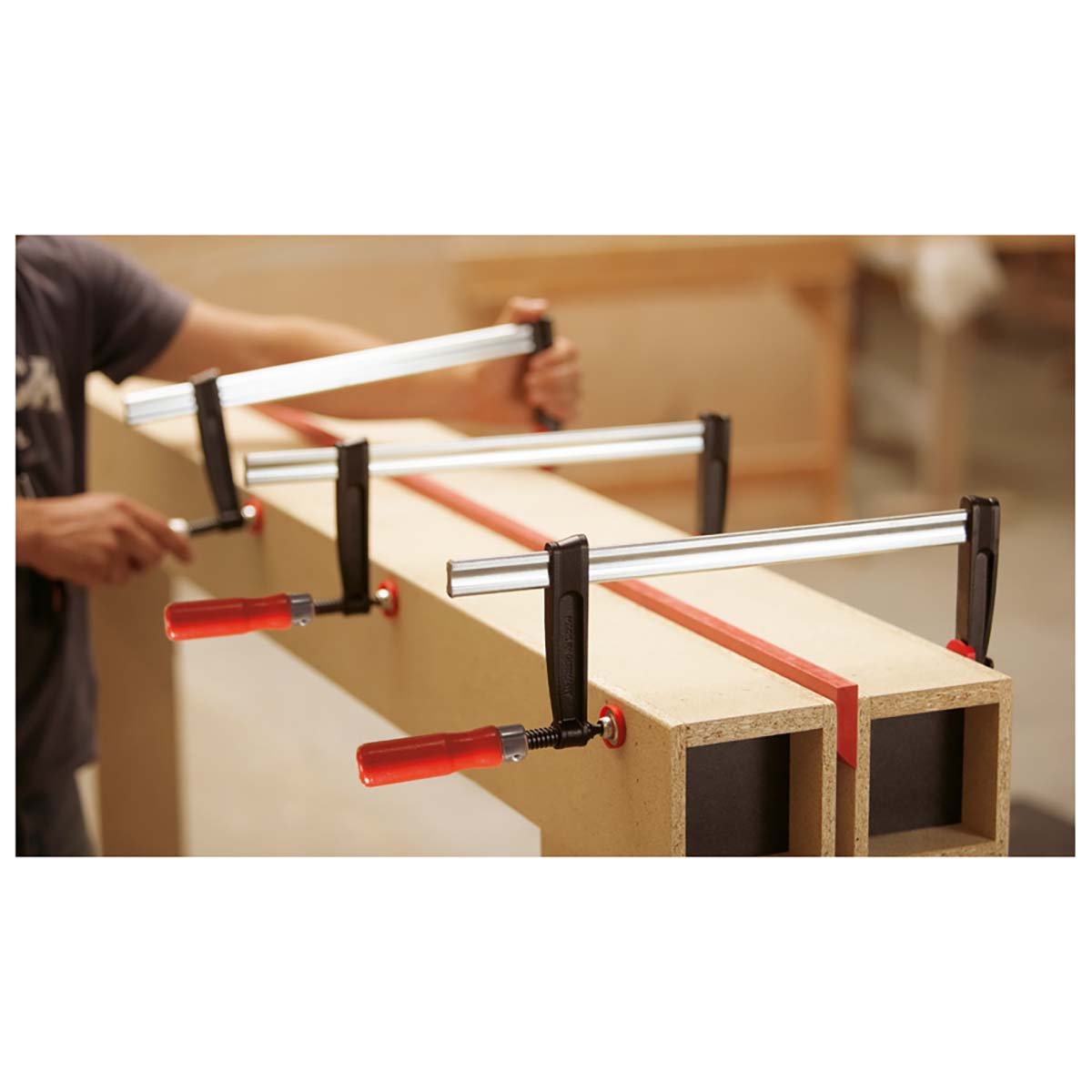 Bessey TPN30BE - Tornillo de apriete con mango de madera Bessey TPN - BE 300/140 - Ferrotecnia