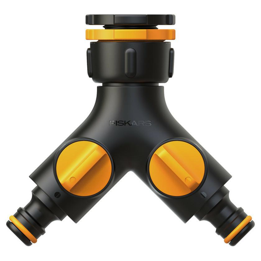 Fiskars Adaptador de grifo doble salida Multi, Con válvula on/off, Para tres tamaños de rosca Ø 21 mm (1/2"), Ø 26,5 mm (3/4") y Ø 33,3 mm (1"), 85 g, Negro/Naranja, 1027061