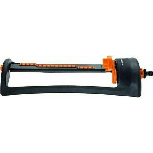 Fiskars Aspersor ahorro de agua M, Fácil ajuste del alcance, Base metálica robusta, Tamaño universal, Alcance de 16 x 17 m, 506 g, Negro/Naranja, 1023662