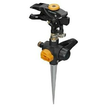 Fiskars Aspersor pulsante con piquete para suelo, Con válvula On/Off, Tamaño universal, Alcance Ø 26 m, Negro/Naranja, 1027029
