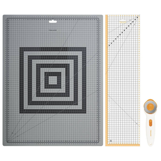 Fiskars Kit de iniciación al patchwork, Cúter rotatorio con hoja de Ø 45 mm, Base de corte A2 autorreparable (45 x 60 cm / 18 x 24"), Regla para patchwork (15 x 60 cm), 3 piezas, 1066046