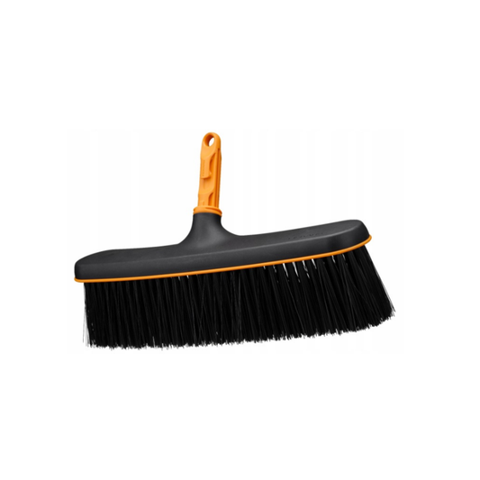 Fiskars OneClick Escoba para Terraza, Accesorio de Escoba con Cerdas Suaves para Patios y Terrazas, Cambio Rápido con En Un Clic, para Tarimas de Madera y Suelos de Hormigón, Negro y Naranja, 1080700