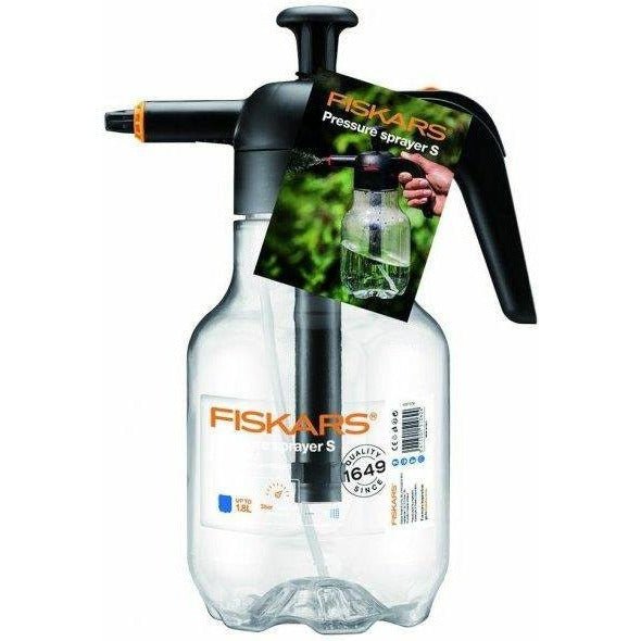 Fiskars Pulverizador a presión, Para tratamientos de plantas a base de agua, Patrón de pulverización ajustable, Válvula de seguridad para la estabilidad de la presión, 1,8l, Negro/Naranja/Transparente - Ferrotecnia