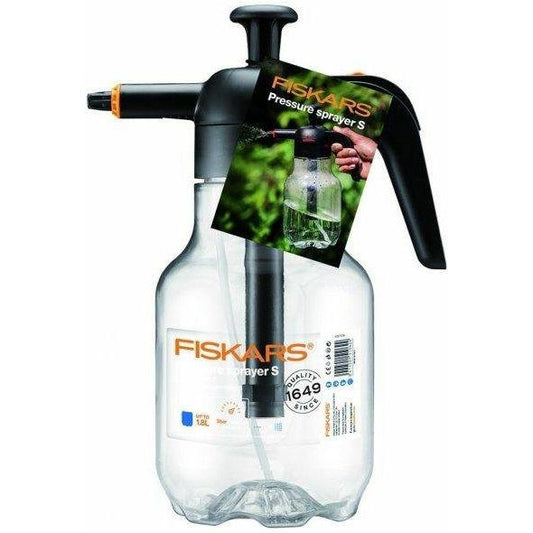 Fiskars Pulverizador a presión, Para tratamientos de plantas a base de agua, Patrón de pulverización ajustable, Válvula de seguridad para la estabilidad de la presión, 1,8l, Negro/Naranja/Transparente