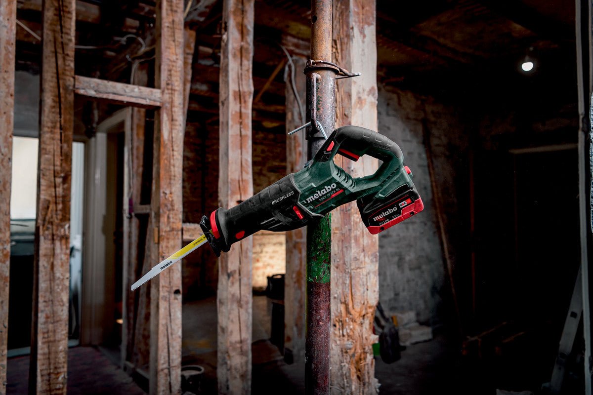 Metabo 601617840 - Sierra de sable de batería SSEP 18 LT BL