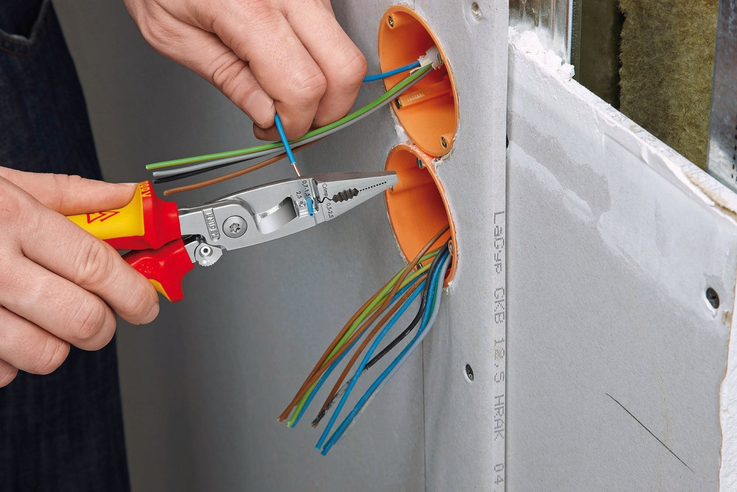 Knipex 13 96 200 - Alicate para instaladores aislado VDE Knipex 200 mm. con mangos bicomponentes y muelle de apertura automática - Ferrotecnia