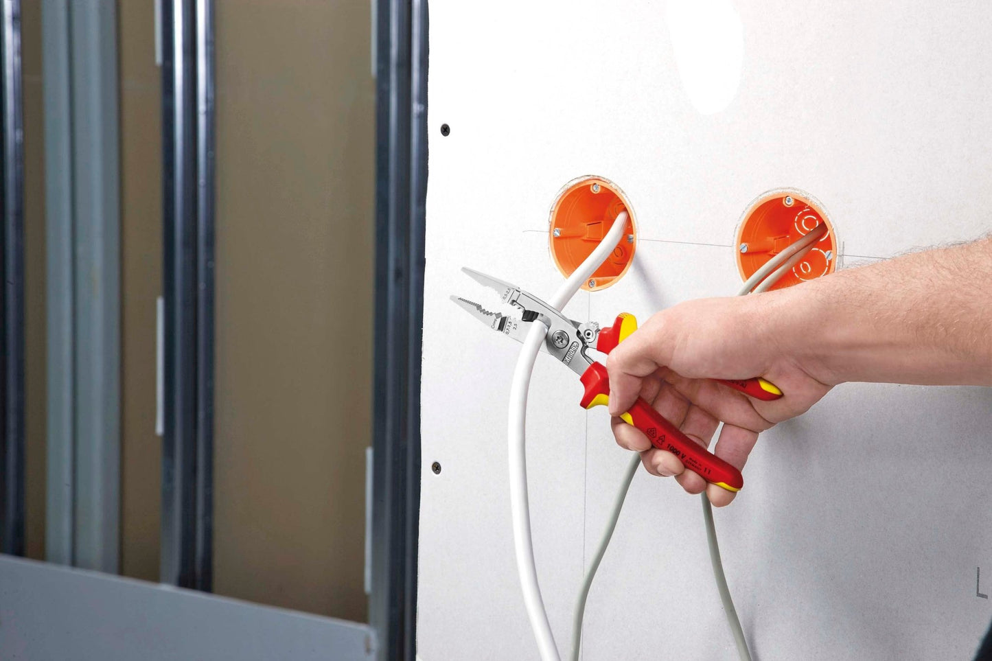 Knipex 13 96 200 - Alicate para instaladores aislado VDE Knipex 200 mm. con mangos bicomponentes y muelle de apertura automática - Ferrotecnia