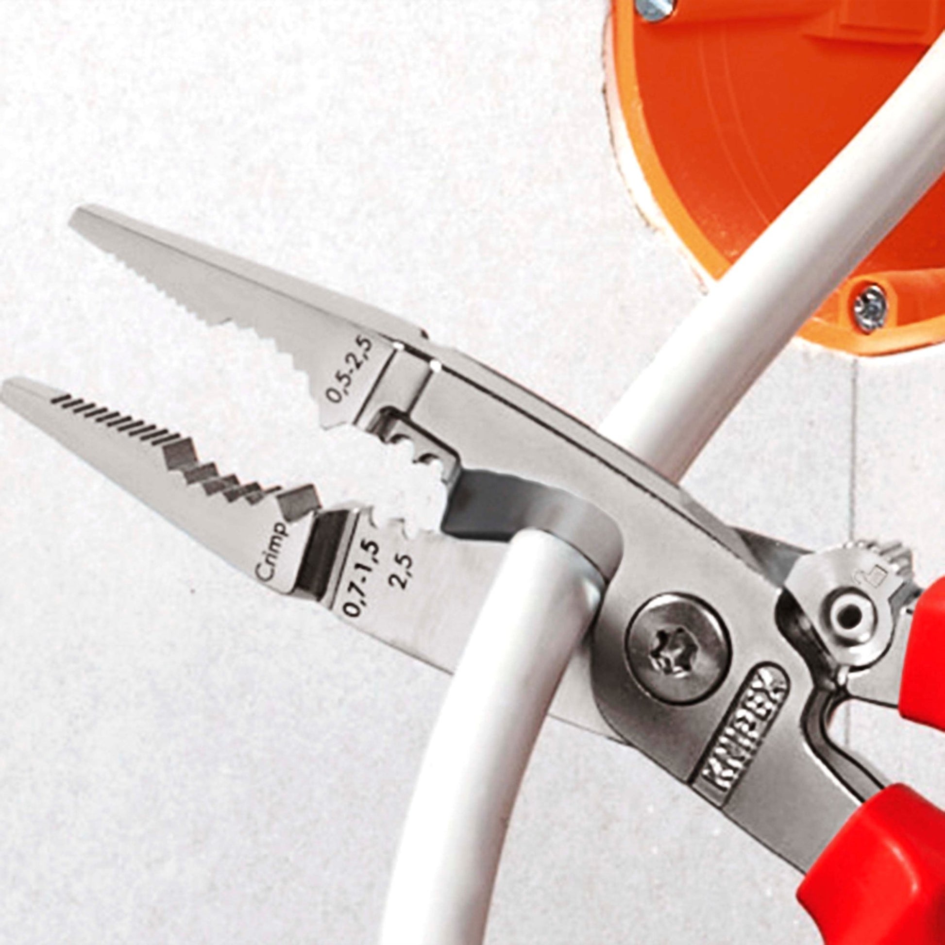 Knipex 13 96 200 - Alicate para instaladores aislado VDE Knipex 200 mm. con mangos bicomponentes y muelle de apertura automática - Ferrotecnia